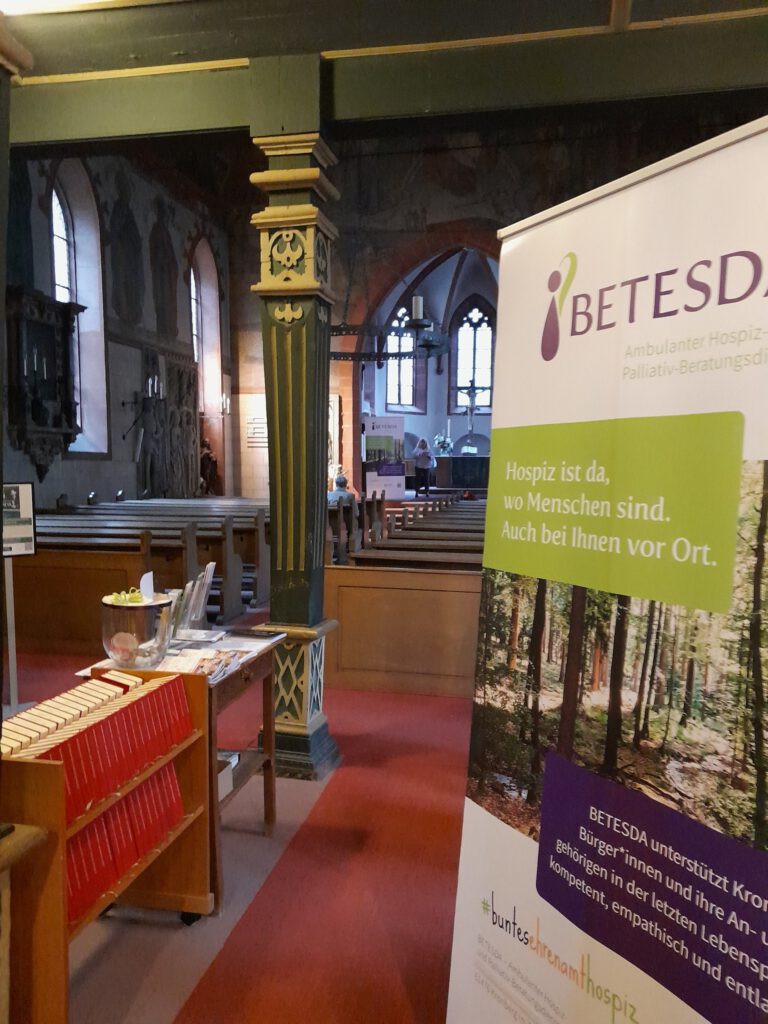 mit Namen beschriften Holzscheiben_verstorbene_betesda_hospiz-und-palliativdienst